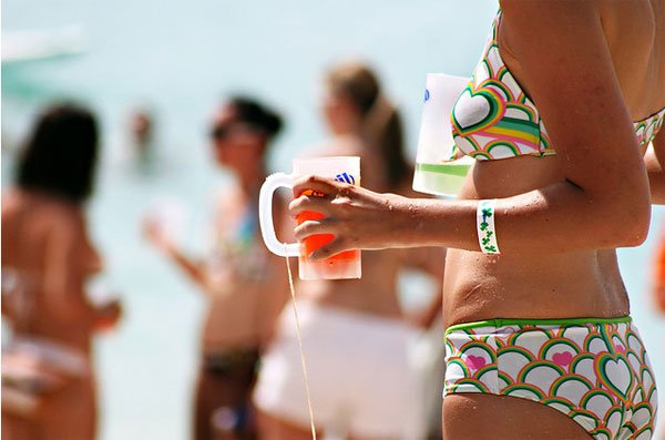 Urlaub-Ägypten-Alkohol-Bikinis